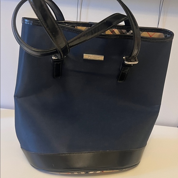 Elegant Black Tote Bag - Picture 1 of 11